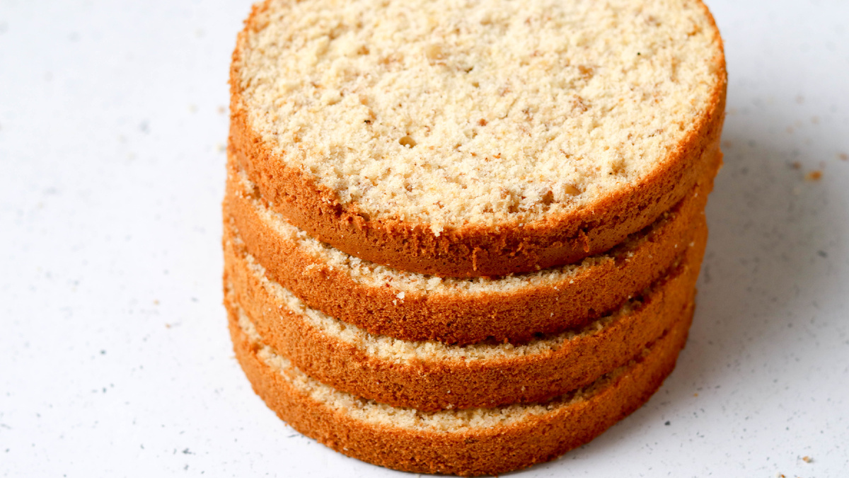 ароматный медовый бисквит с орешками