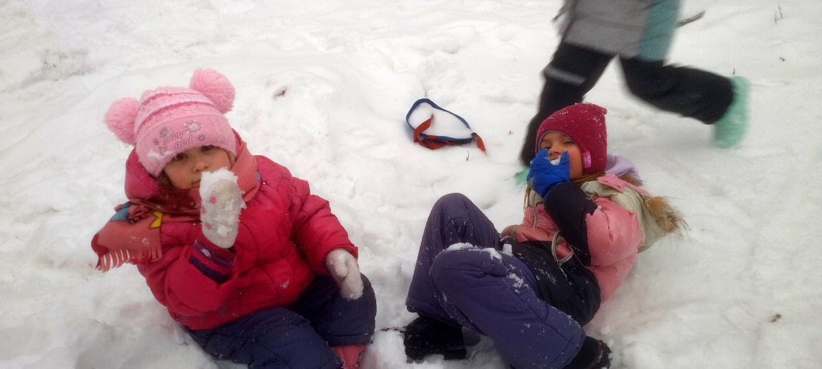 Валяются в снегу.