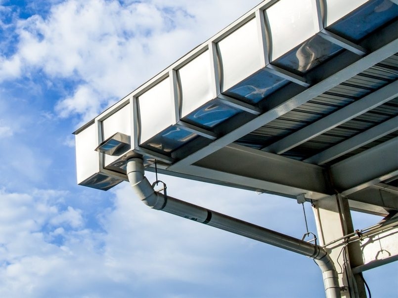 Водосток для плоской кровли: внутренний или наружный — что надёжнее и выгоднее?