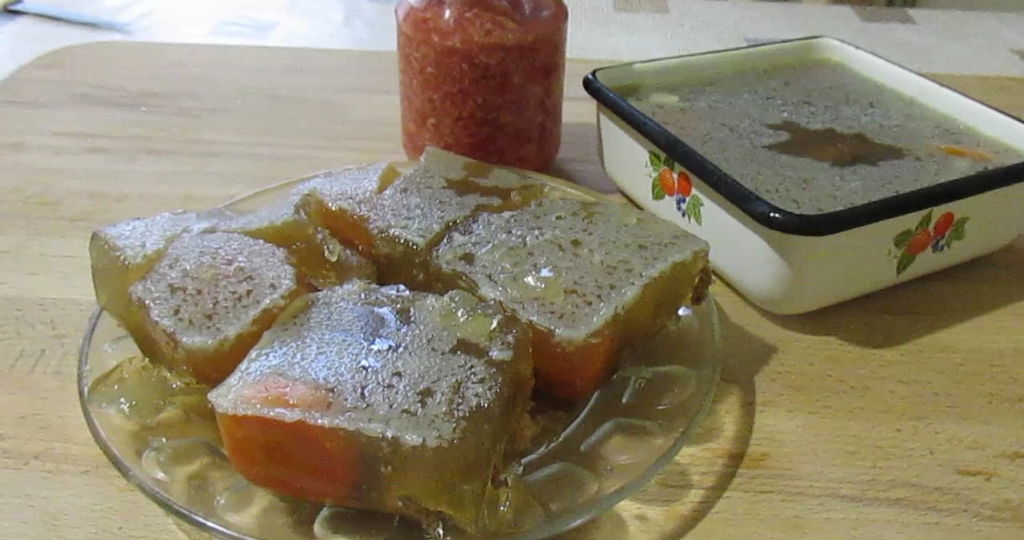 ХОЛОДЕЦ ИЗ ГОВЯЖЬИХ ножек и куриного мяса: традиционное блюдо с изюминкой