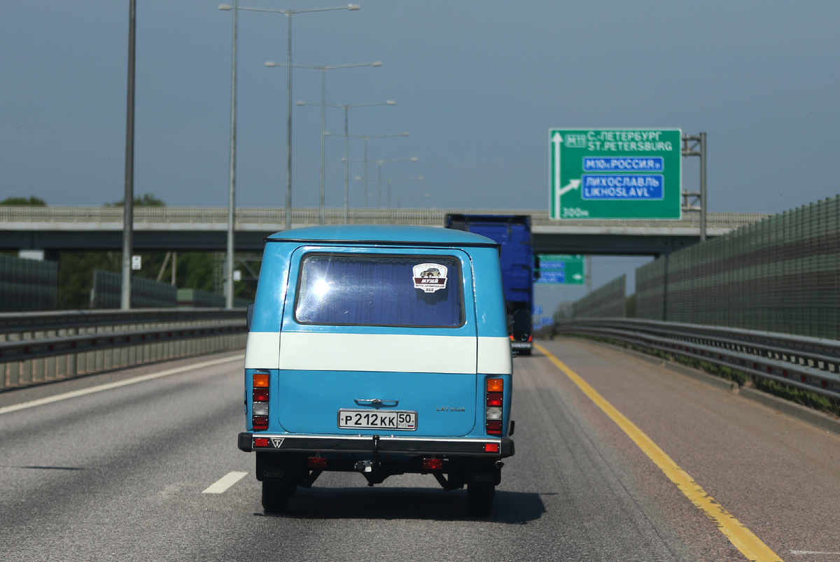 по дороге на Санкт-Петербург. РАФик из музея ВБВ следует на ретропарад