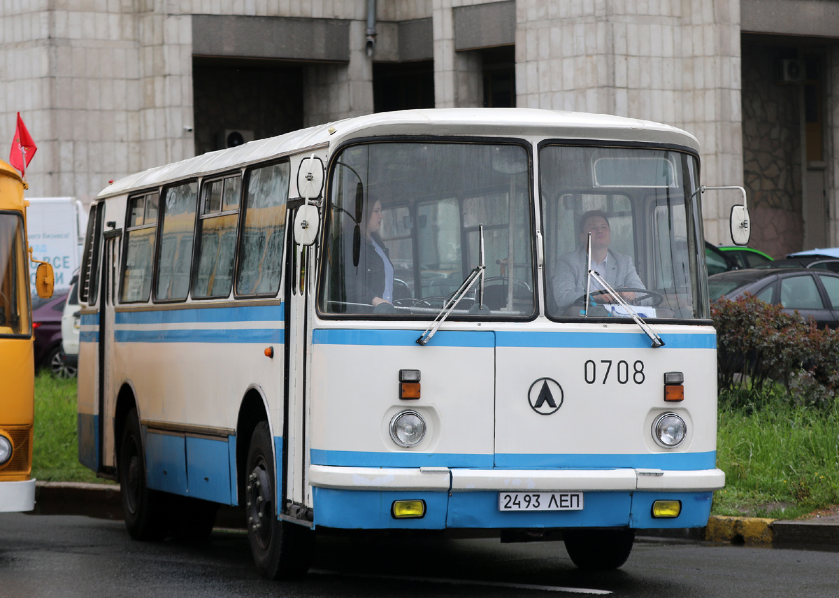 советский номер украшает технику, жаль по маршруту автобус уже поехал не на сувенирных госномерах