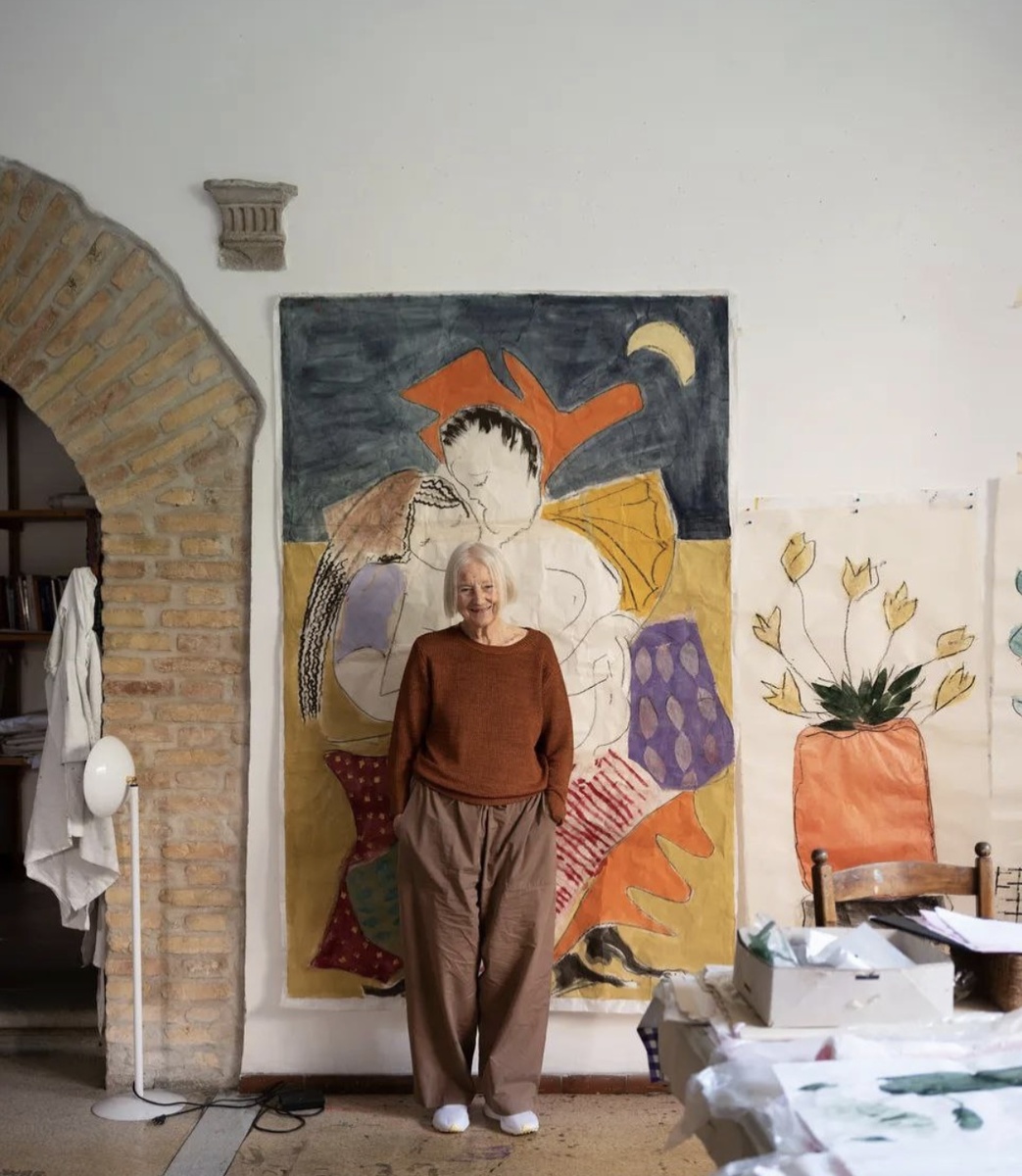 Изабелла Дюкро на фоне своей работы