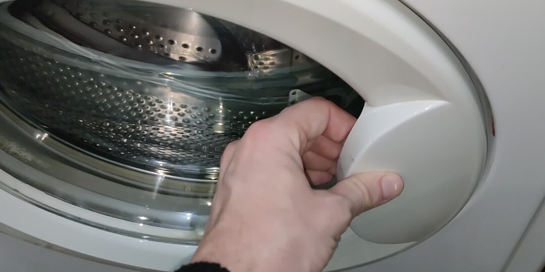 Дверца стиралки заблокировались? 4 способа открыть люк без мастера и поломок