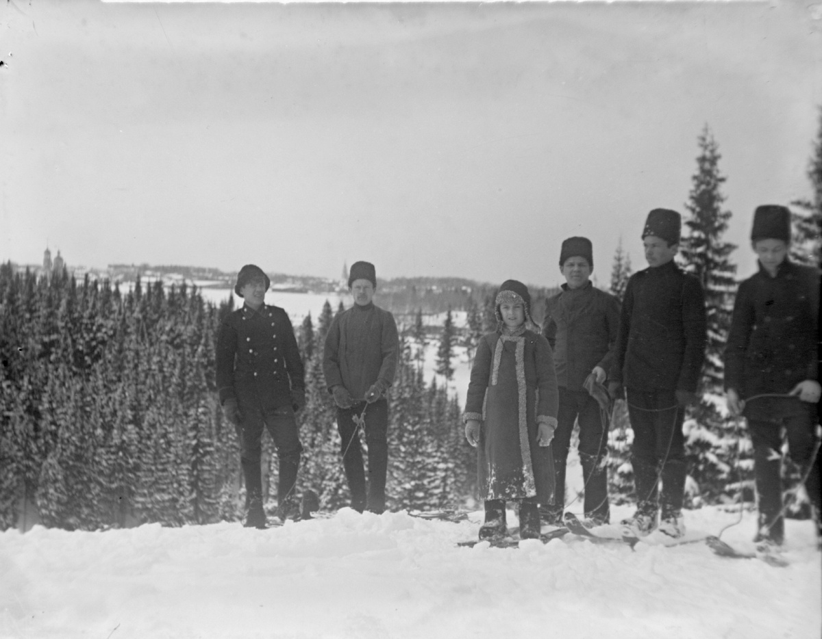 На гору на лыжах Из фотоальбома Медведева Александра Никаноровича (1885?-1943)