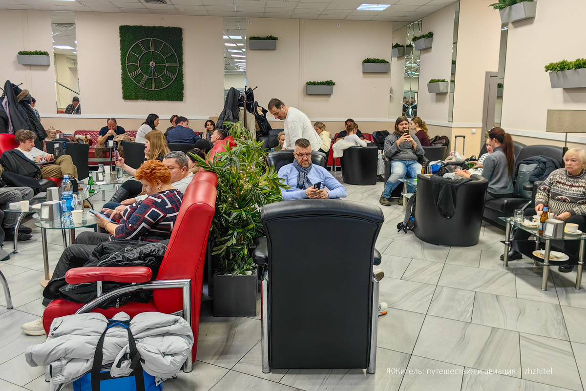 Посадка полная, но тут лучше, чем в общем зале