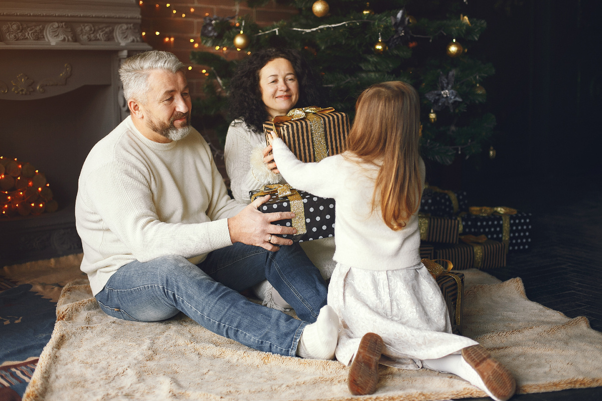 В идеальном мире стоит обо всем договориться заранее и прибегнуть к компромиссам, если это требуется. Не стоит навешивать на близких свои представления об идеальном празднике и делать все в угоду идеальной картинке. 
Попробуйте расслабиться и получить удовольствие от происходящего, даже если в этот момент вы в старой пижаме по сотому разу смотрите любимый фильм вашего партнера. Фото: freepik.com
