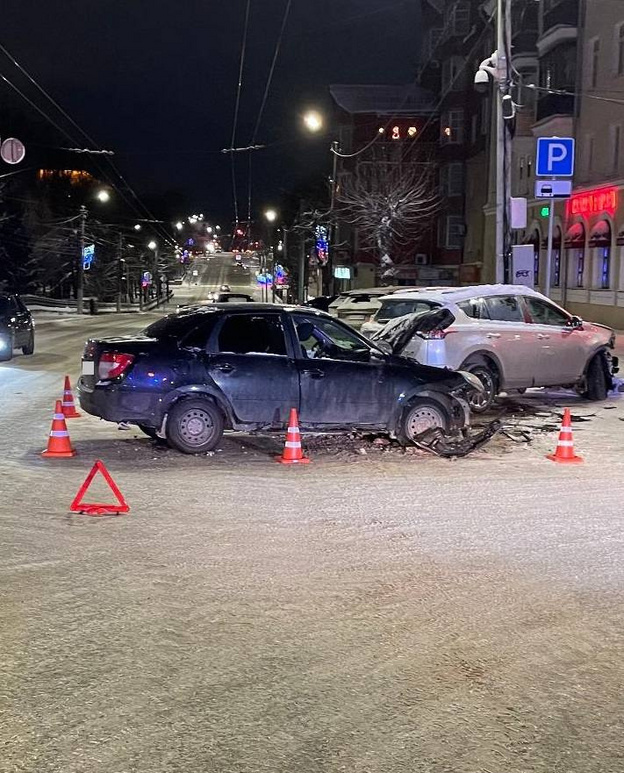    В Кирове на Владимирской улице столкнулись «Тойота» и «Лада»
