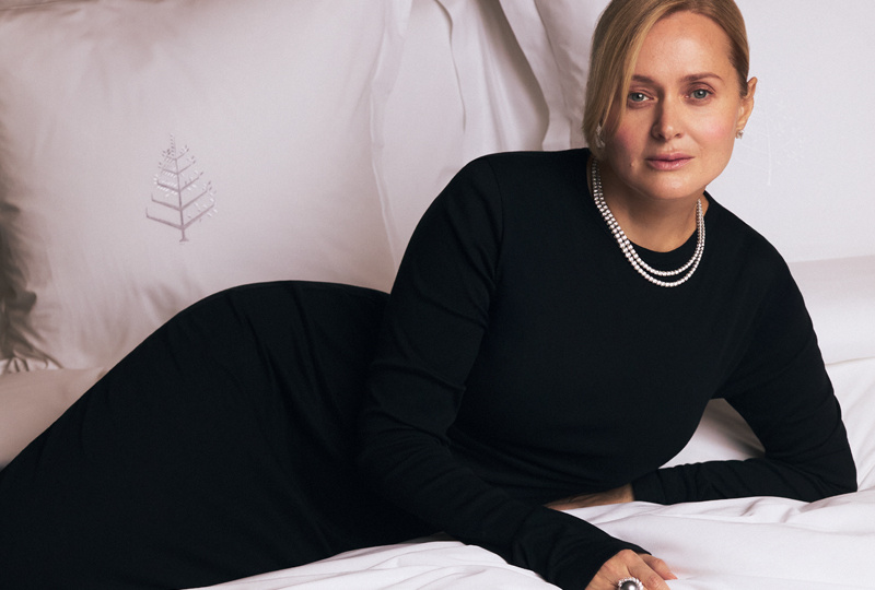 Анна Михалкова примеряет самые красивые украшения Mercury с жемчугом