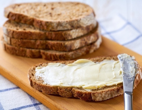 Можно ли считать хлеб с маслом полноценным завтраком — нутрициолог оценила его свойства