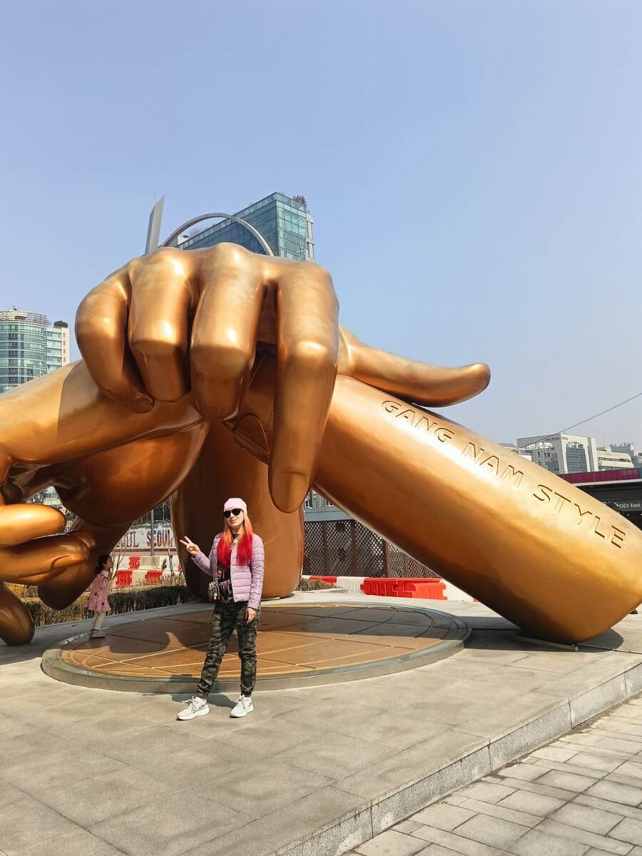 Кажется, что людей нет, но их много, просто все терпеливо ждут своей очереди