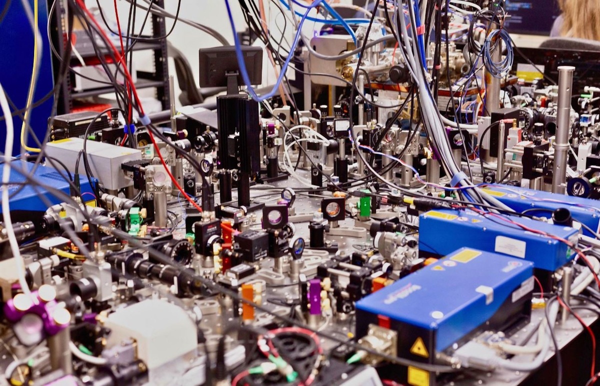    В МГУ испытали 72-кубитный квантовый компьютер на атомной платформе.