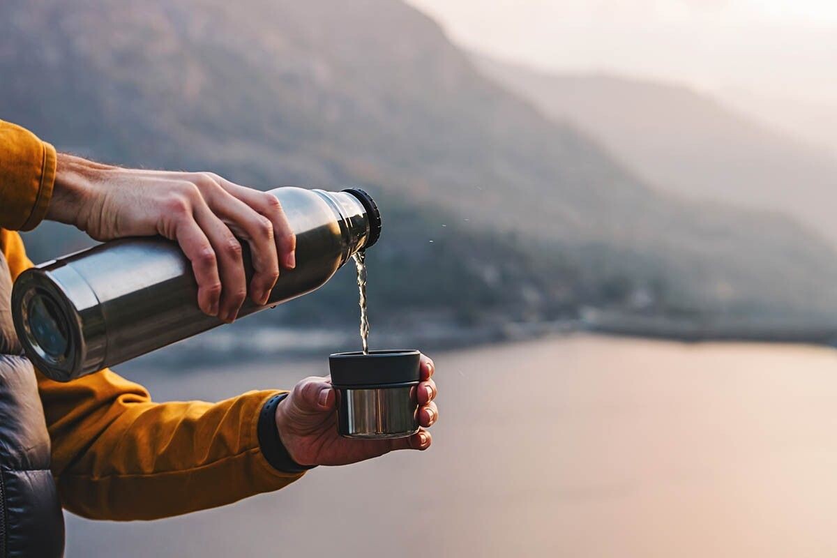 Перед тем как налить очень горячий напиток, подготовьте термос: обдайте кипятком внутреннюю поверхность, чтобы колба согрелась. Если налить в холодную, это увеличит давление воздуха внутри, крышка может соскочить при открытии, и вы обожжетесь. Источник: Chiociolla / Shutterstock / FOTODOM📷
