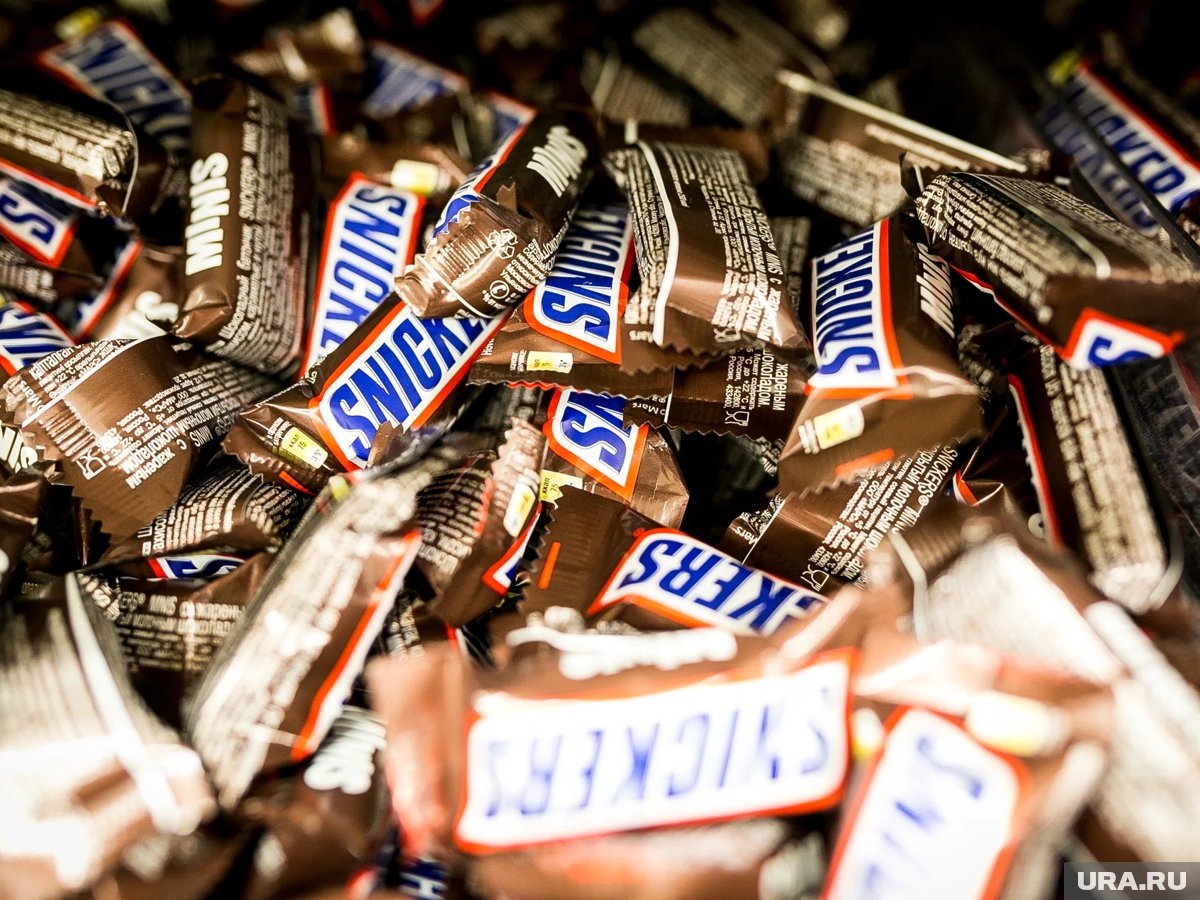     Snickers с русскими надписями можно встретить в магазинчиках «у дома» в Британии