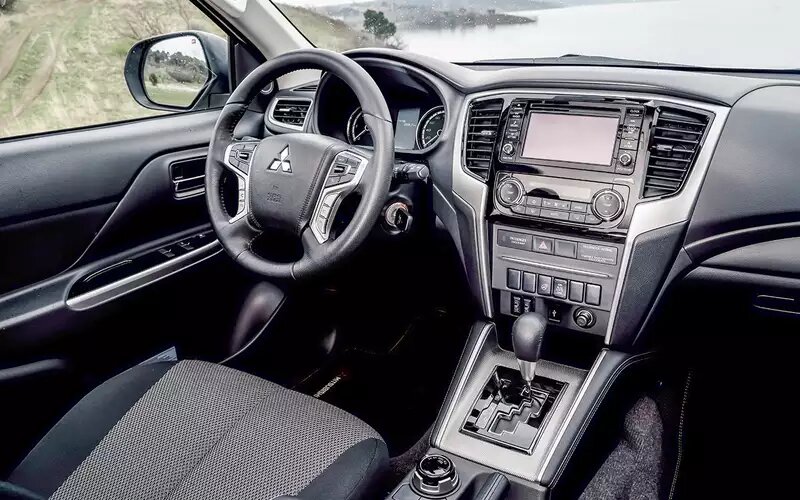    Создатели «пятого» L200 стремились уйти от имиджа утилитарного грузовика. В салоне это вполне удалось. Но из-под заднего свеса сильно виднеется запаска…