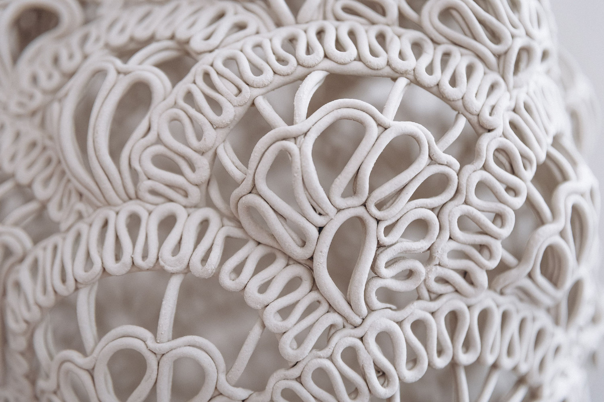 Глядя на фотографии даже не поймешь что это сплетено из глины, настолько нежно и ажурно выглядит произведение