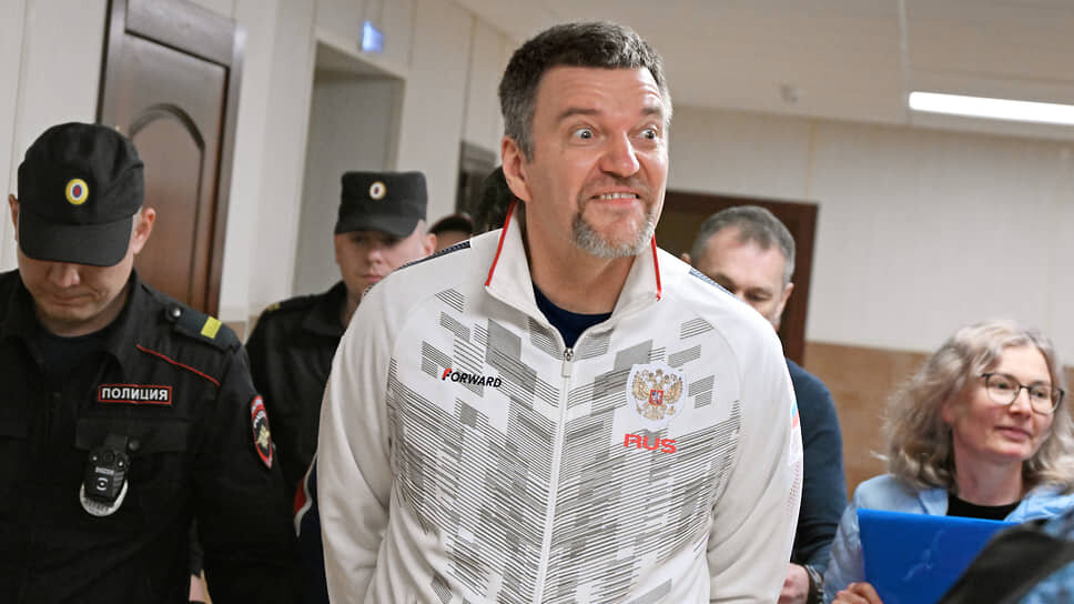 Экс-президент ВОГ Станислав Иванов (в центре) и бывший вице-президент ВОГ Венера Гаулстон.📷Фото: Антон Новодерёжкин / Коммерсантъ