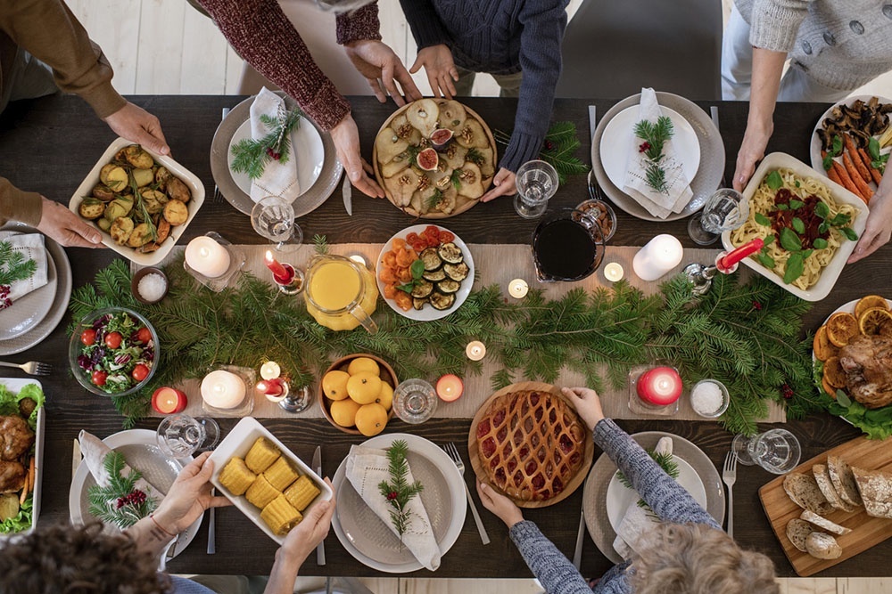    Праздничный стол на Новый год 2026 легко собрать так, чтобы всем было вкусно, если сочетать классику, легкие блюда и удобные заготовки. / iStock