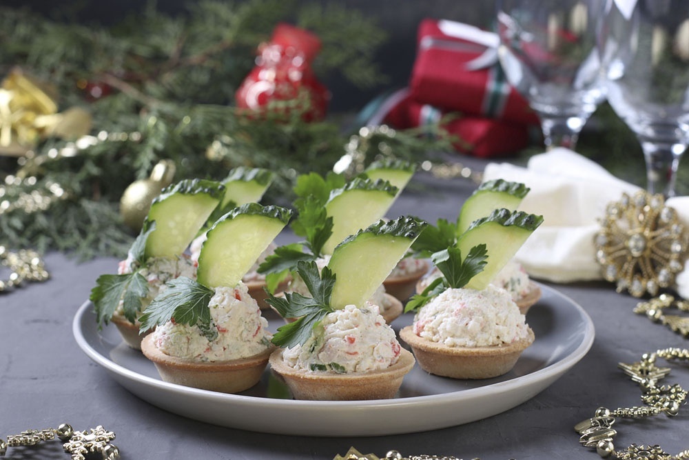    Не надо стараться приготовить как можно больше блюд. В меню новогоднего стола должны быть 1-2 легкие закуски, 2 салата, горячее, гарнир и десерт. / Фото: iStock