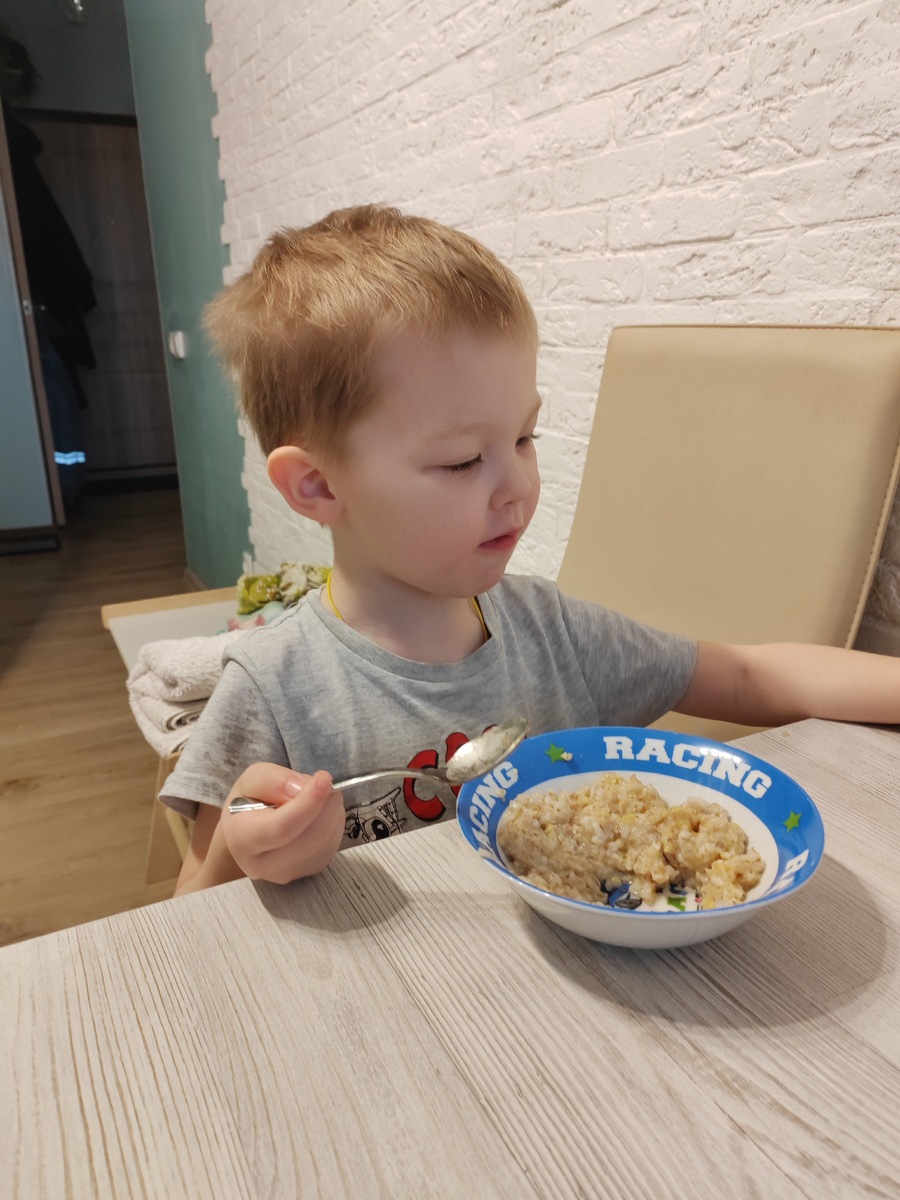 Едят плохо, по часа полтора завтракаем