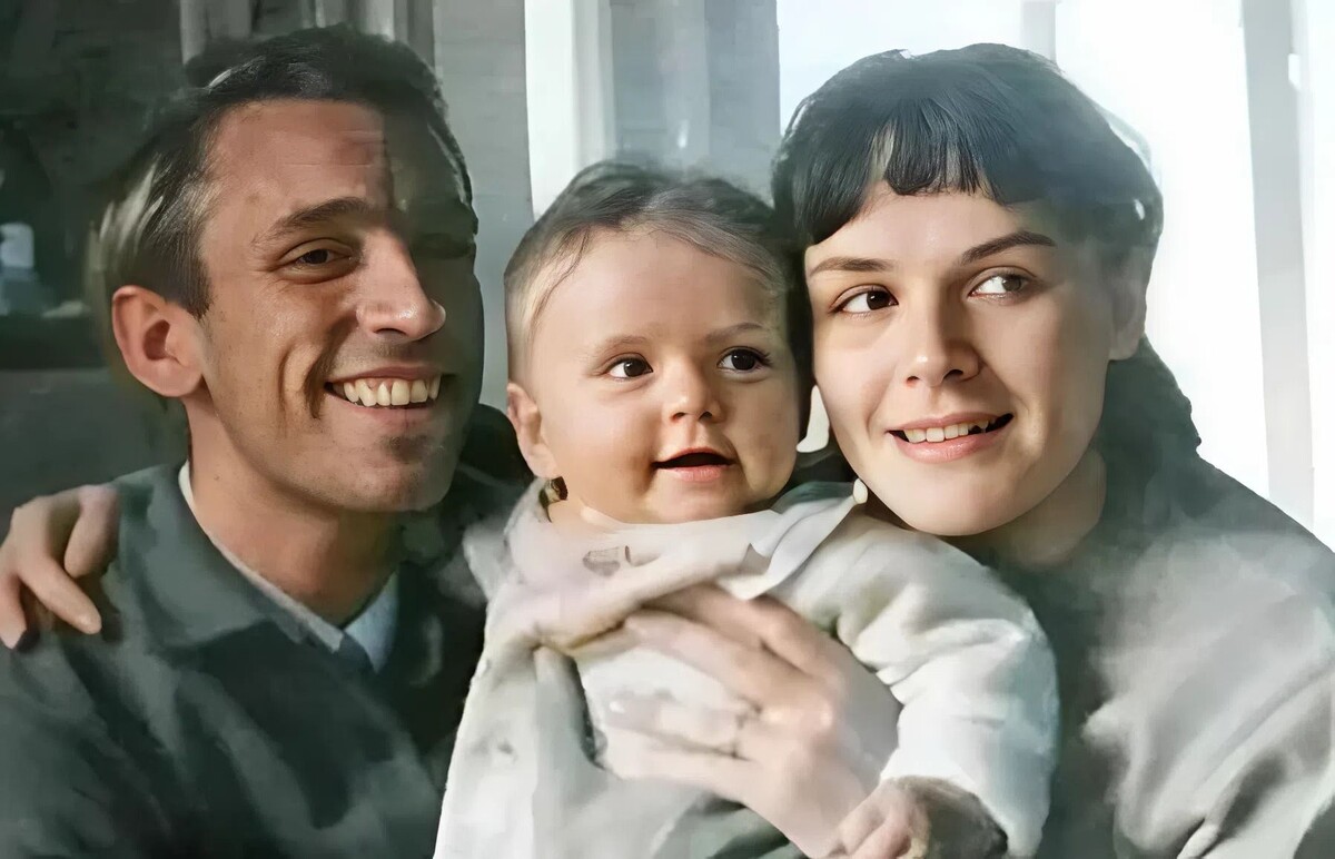 Алексей Нилов в детстве с родителями.