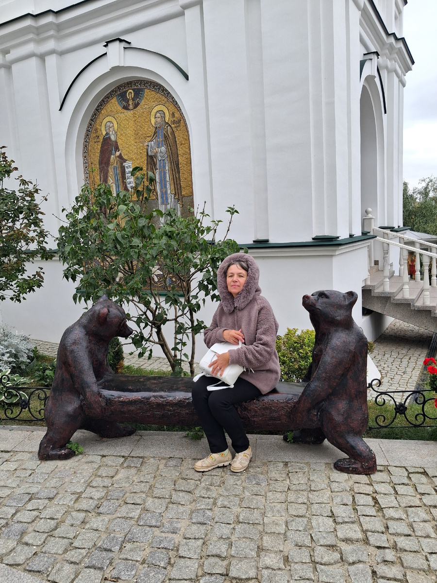 Сама автор материала на скамейке в Николаевском монастыре. Авторское фото. 