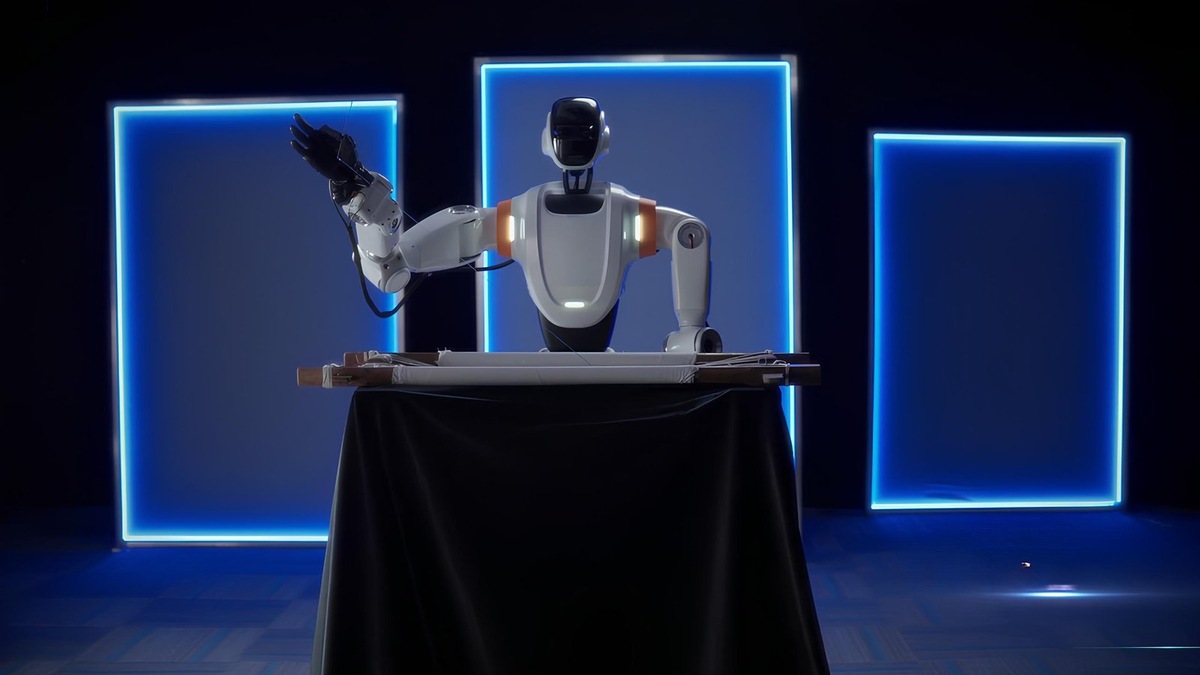    Китайский гуманоид впервые в мире сшил ткань двумя руками