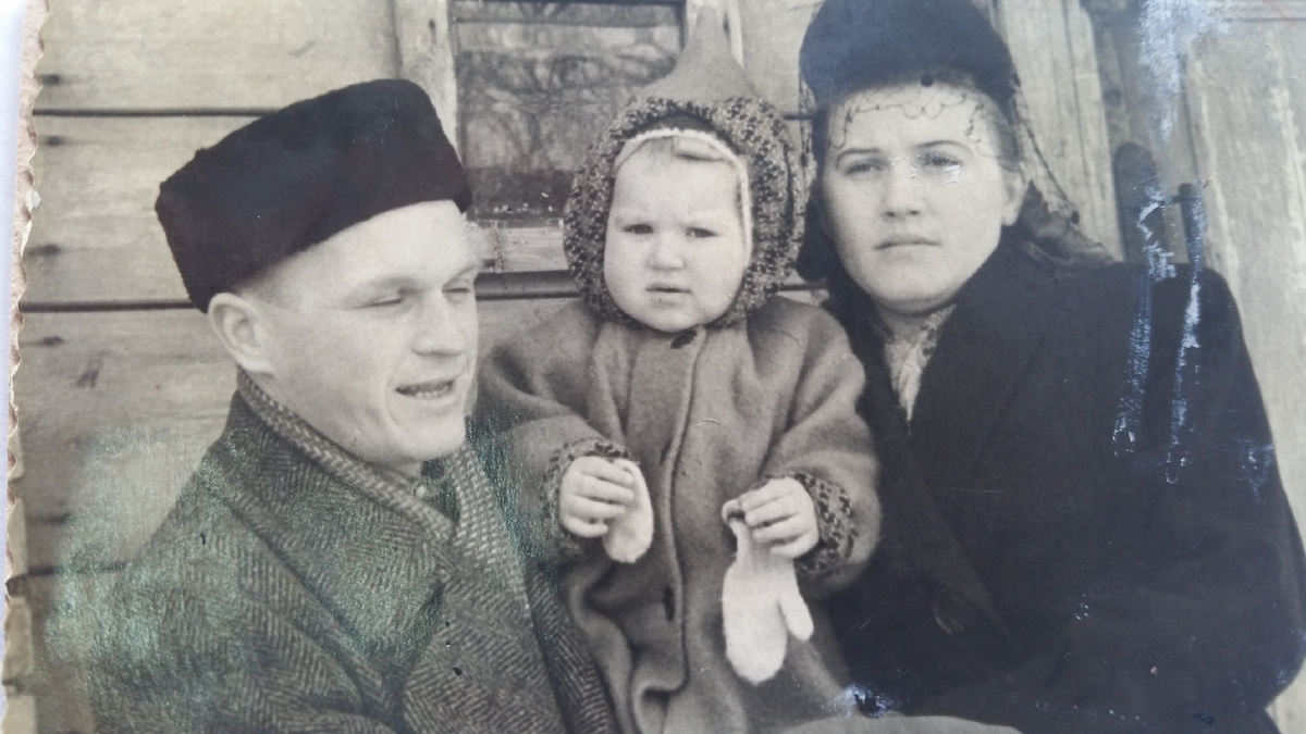 Увы, ее пророчество оказалось правдой – Бабушка и Дедушка портили друг другу жизнь 20 лет, а потом все-таки с треском развелись. К счастью, перед этим они успели смастерить моих Тётку и Маму. Благодаря этому на свете стало на нескольких хороших людей больше, а вы можете читать (или не читать) эту книгу.