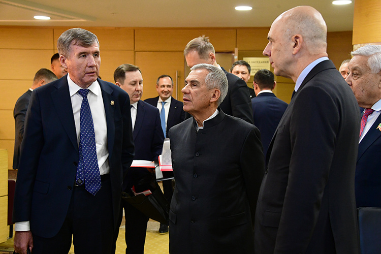    Рустам Минниханов, обращаясь к Силуанову, отметил: «В принципе, я думаю, оттуда можно будет привлекать ресурсы. Они увидят, что у нас есть стандарты. Как раз ведущая компания AAOIFI. Я через короля Бахрейна договорился, они открывают».   
Фото: rais.tatarstan.ru