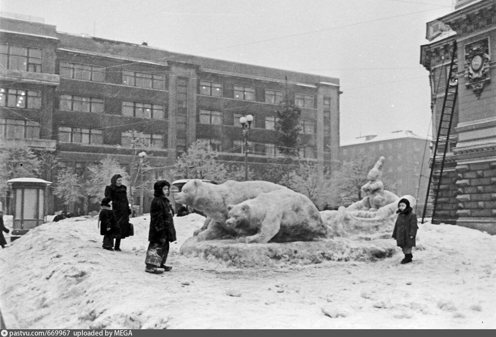    Ледяные фигуры белых медведей около театра драмы   Нисон Капелюш / pastvu.com