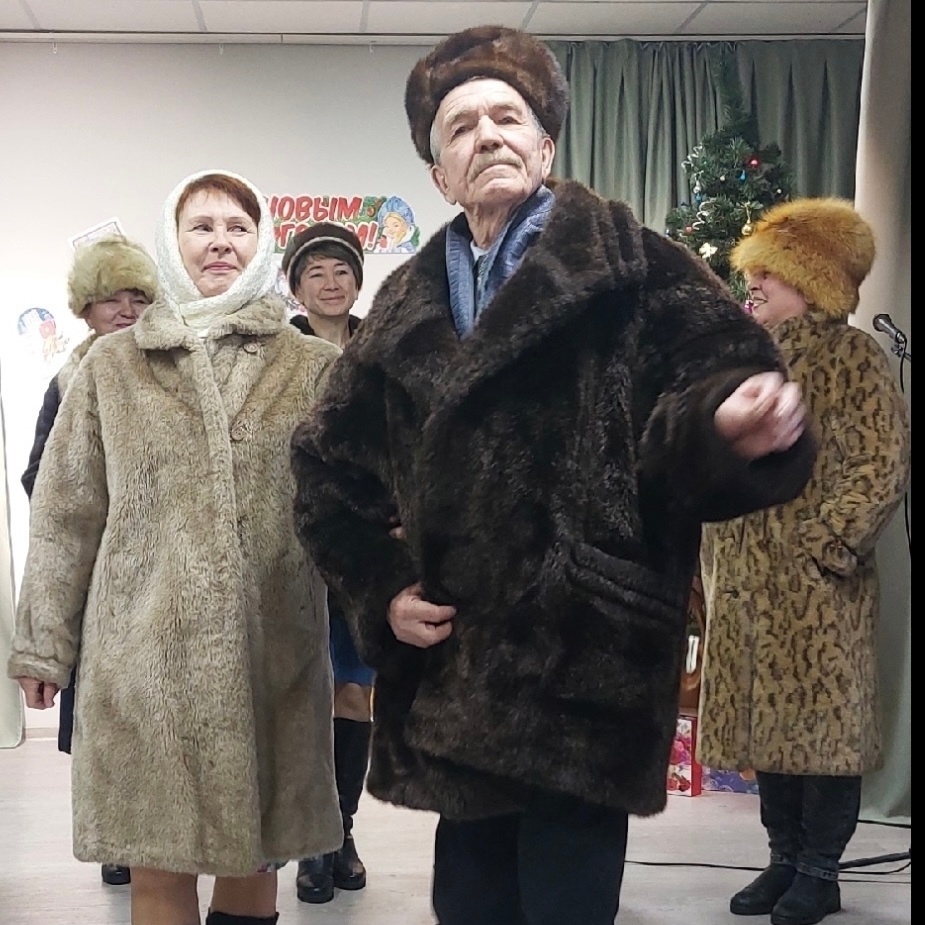 Показ мод верхней одежды 1950-1980-х годов покорил зрителей. Модели тоже были на высоте, показывая свою стать и грацию. Фото: Газета Вологодского округа "Маяк"