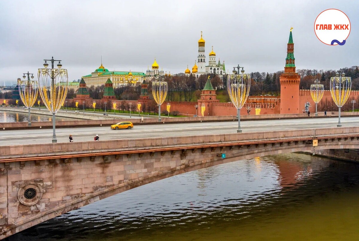 Столичные мосты засияли праздничной иллюминацией к Новому году и Рождеству
