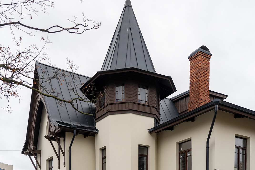 Небольшая угловая башня