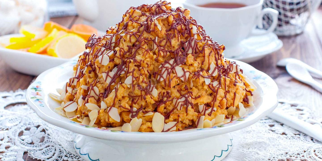 Торт «Муравейник» с орешками в карамели к Новому году