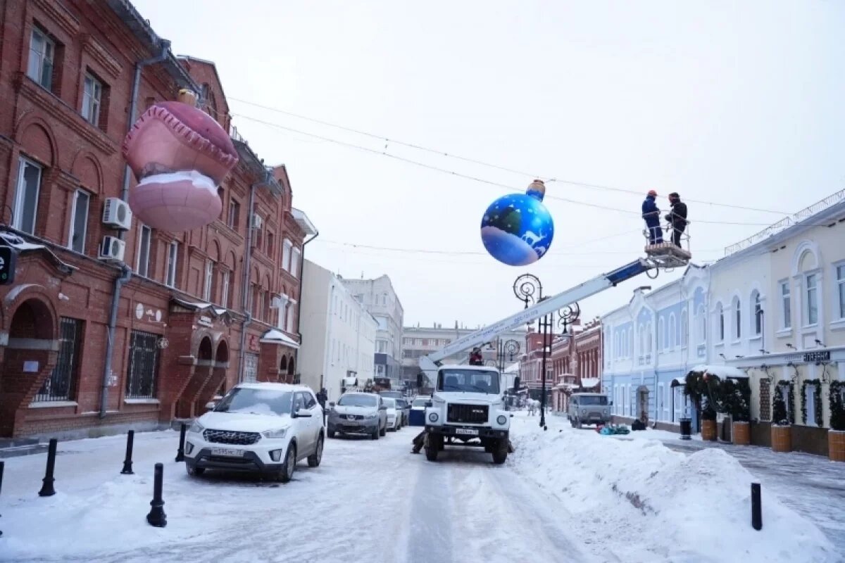    Улицу Федерации в Ульяновске украшают надувными новогодними игрушками