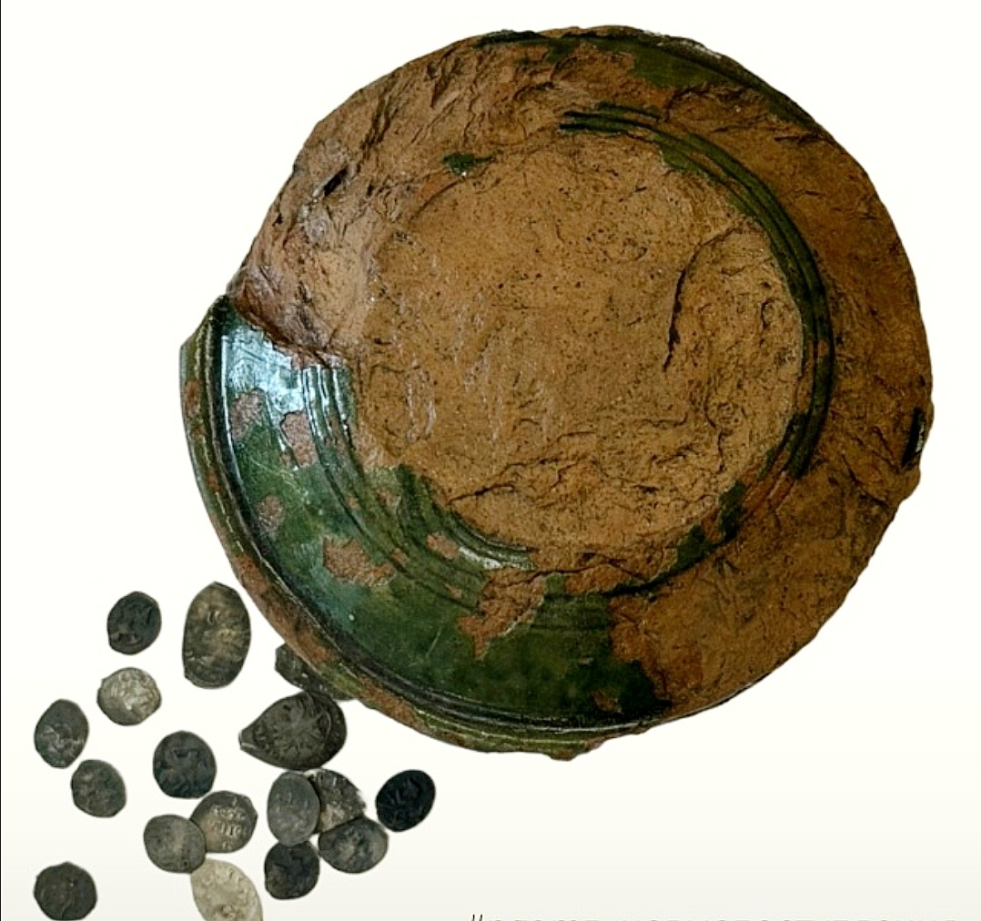 Керамическая фляга с кладом, фото: Новгородский музей-заповедник