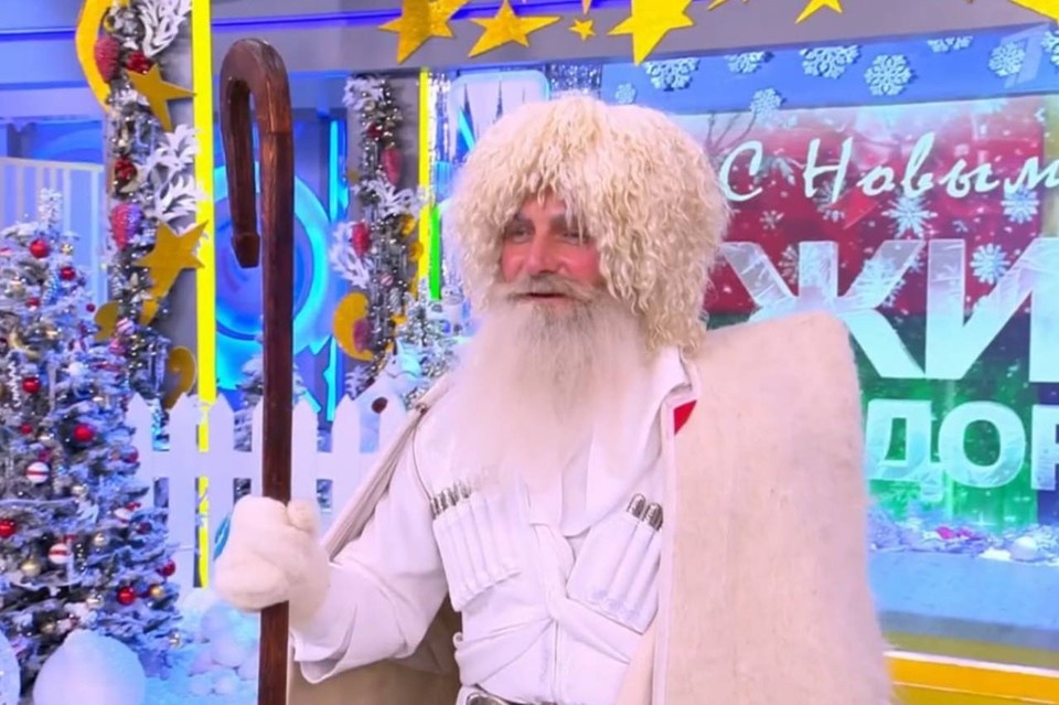    Также уроженцы республики привезли в гости чеченского Деда Мороза Гор Даду. Фото: стоп-кадр Первого телеканала