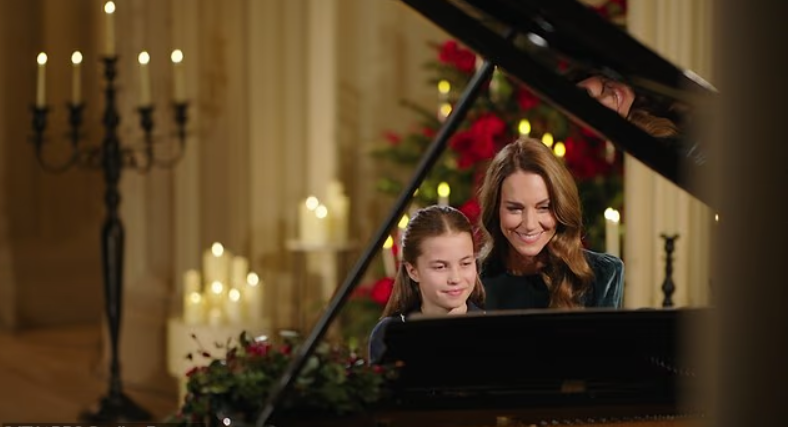 Кейт и Шарлотта за роялем