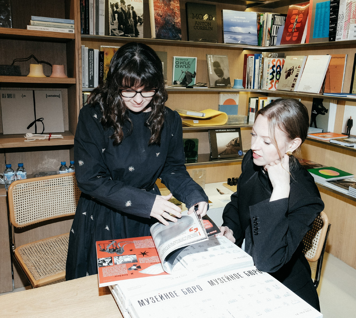 На фото (слева на право): Виктория Тарасова, музейный сценограф и сооснователь бюро «Метаформа», и Ирина Кирюхина, куратор музейных проектов и сооснователь бюро «Метаформа». Изображение предоставлено пресс-службой бюро «Метаформа». Фотограф: Екатерина Сенина