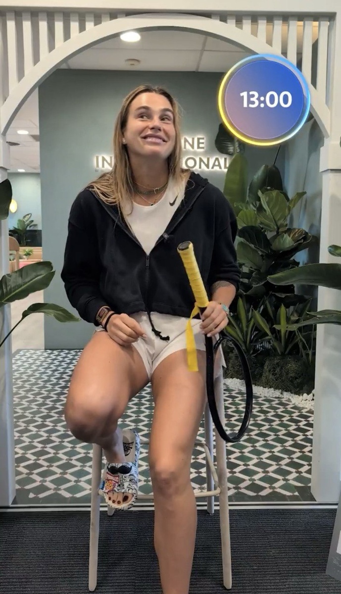    Белоруска Соболенко приняла участие в челлендже и смогла выполнить задание за 13 секунд. Фото: скриншот с видео из соцсетей турнира в Брисбене