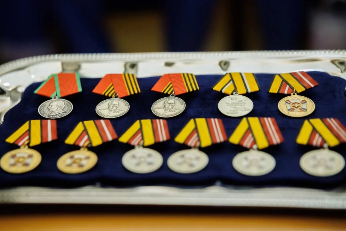    Замглавы Минобороны РФ Евкуров вручил госнаграды участникам СВО