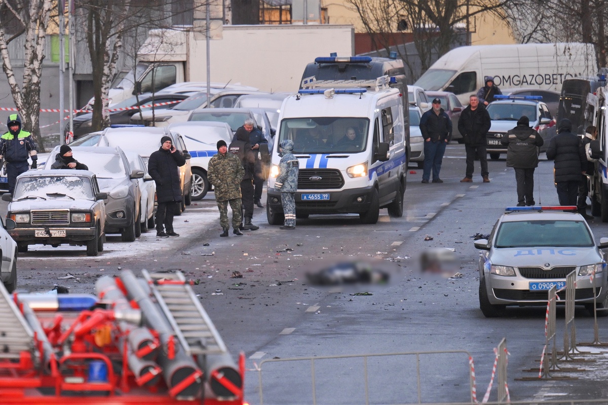    Взрыв был такой мощности, что двое полицейских и сам подрывник погибли мгновенно. /РИА Новости