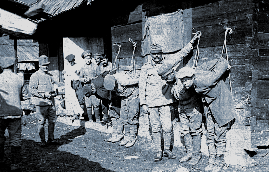 Австрияки-капиталисты "цивилизованно" наказывают русских военнопленных в годы ПМВ.