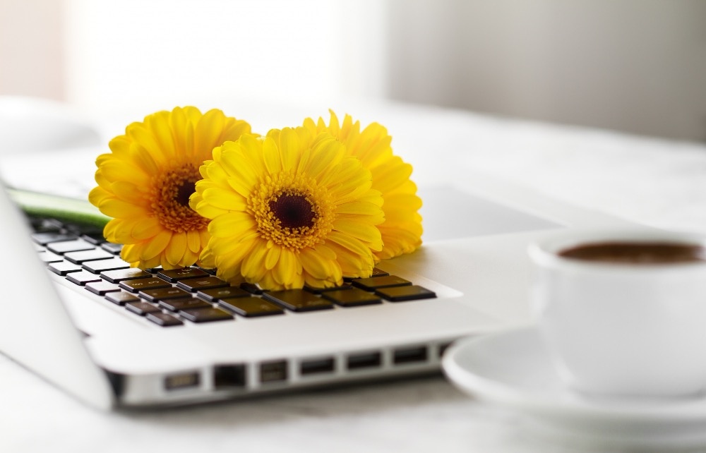 HR-специалист оформляет документы, готовит рабочее место, выдает доступы, проводит welcome-встречу.