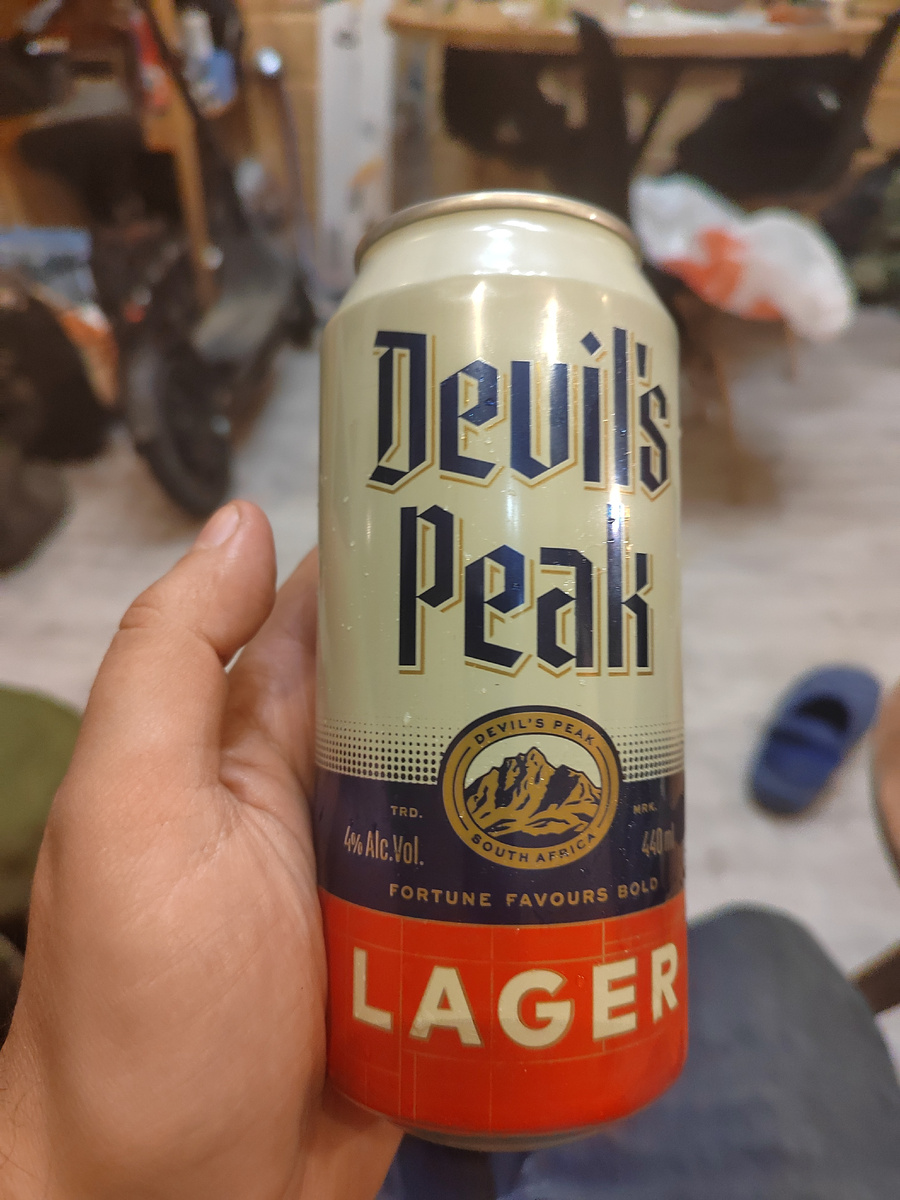 Devil's Peak Lager (на фото у меня один тапок слетел, бывает, но это не от Devil's Peak Lager) 