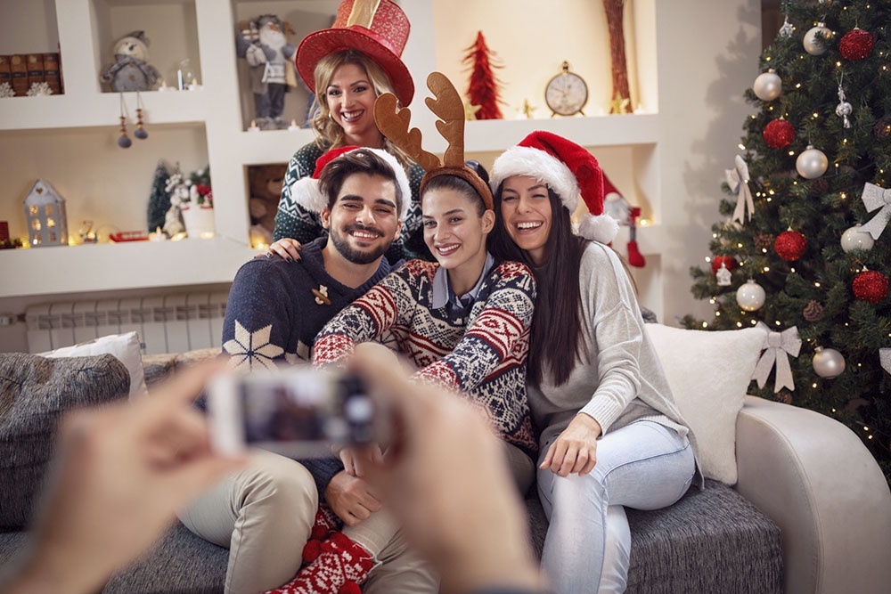    Отказ от алкоголя на Новый год - это не про ограничение, а про выбор другого, осознанного формата празднования. / Фото: iStock