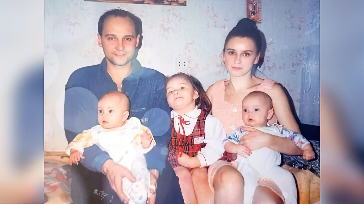 Дина и Арина Аверины с отцом, матерью и сестрой. Фото: uznayvse.ru