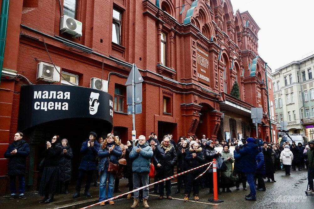    Прощание с народным артистом РФ Анатолием Лобоцким в Театре имени Маяковского. Фото: АиФ/ Игорь Харитонов