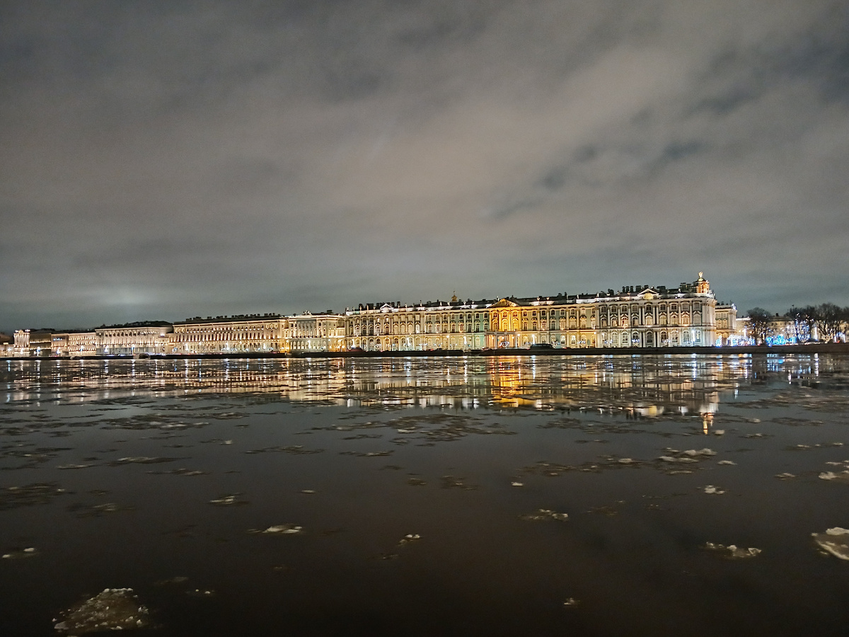 Вид на здания Эрмитажа со Стрелки Васильевского острова. Фото автора статьи.