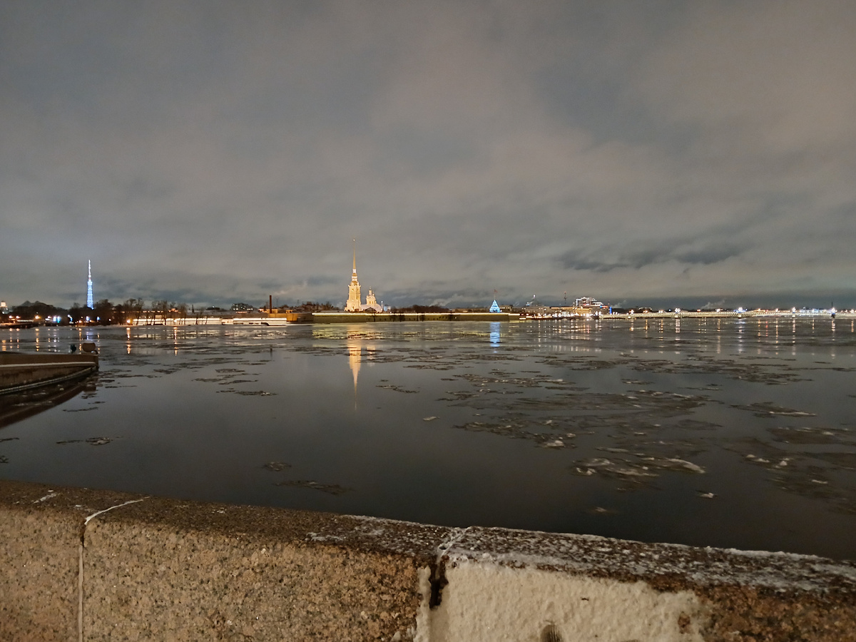 Вид на Петропавловскую крепость со Стрелки Васильевского острова. Фото автора статьи. 